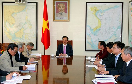 PM consults experts on socio-economic development